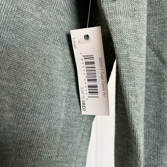 Amazon Essentials women’s v-neck simple green shirt. Size Large and long sleeved - Picture 3 of 4